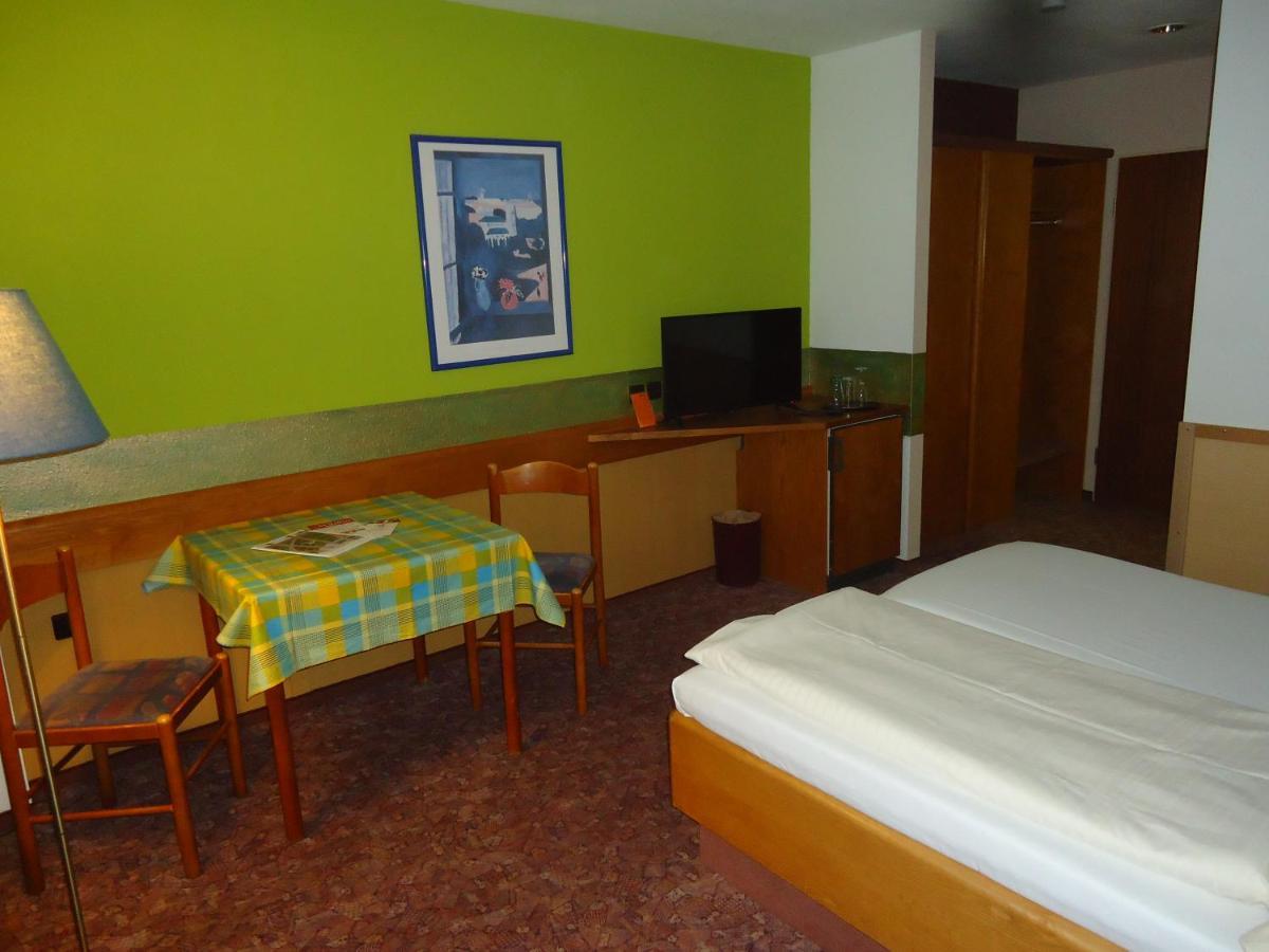 Enjoyhotel Garni Korntal Stuttgart B&B Parkplatz Sprinter Exterior foto